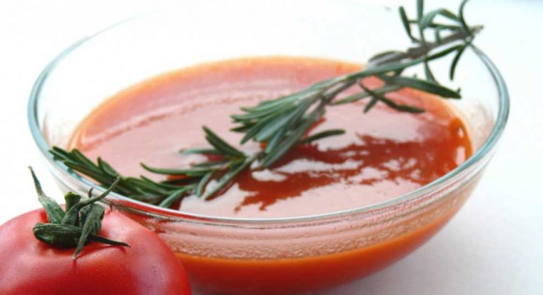 tomatensoep met knoflook en rozemarijn