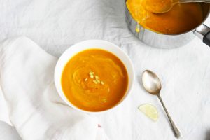 Zelf gezonde soep maken | wortel zoete aardappel en limoenblad
